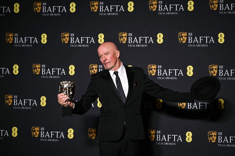 El director de cine francés Jacques Audiard posa con el premio a la mejor película de habla no inglesa por "Emilia Pérez" durante la ceremonia de los Premios BAFTA de la Academia Británica de Cine en el Royal Festival Hall, Southbank Centre, en Londres, el 16 de febrero de 2025.