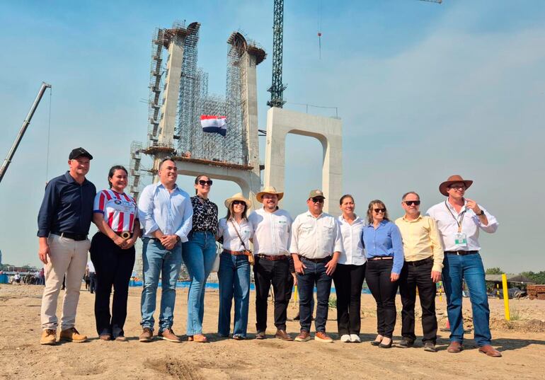 Autoridades y empresarios en la obra del puente internacional bioceánico.