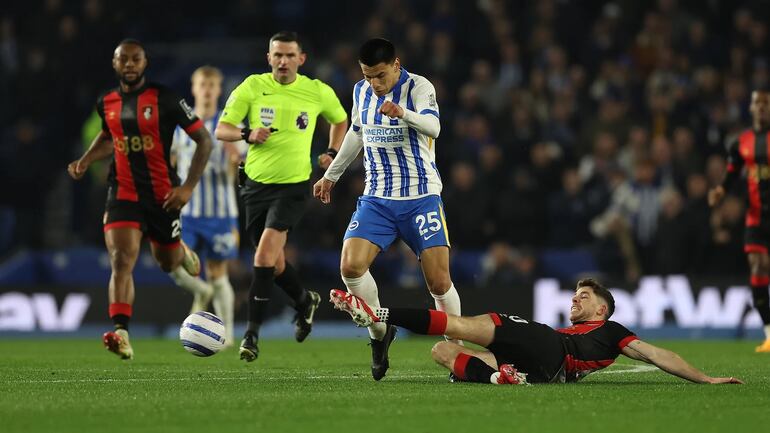 Diego Gómez supera la marca de un jugador del Bournemouth, durante el partido que el Brighton ganó 2-1 a mitad de semana por la Premier League.