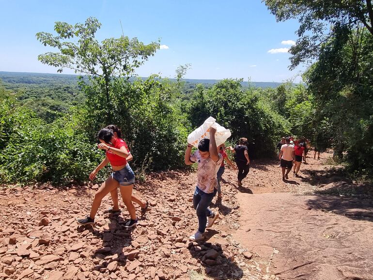 La gente se refrescó como pudo en su trayecto a la cima del cerro Yaguarón.