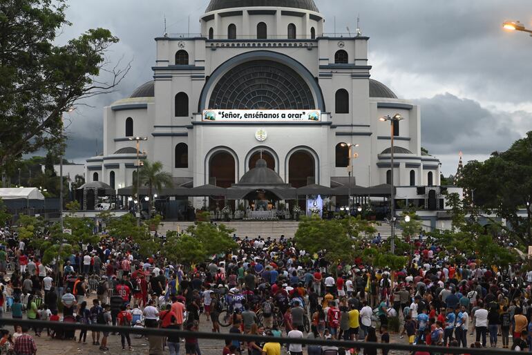 Cientos de feligreses esperan en la plazoleta para recibir el día de la Solemnidad de la Inmaculada Concepción de María.