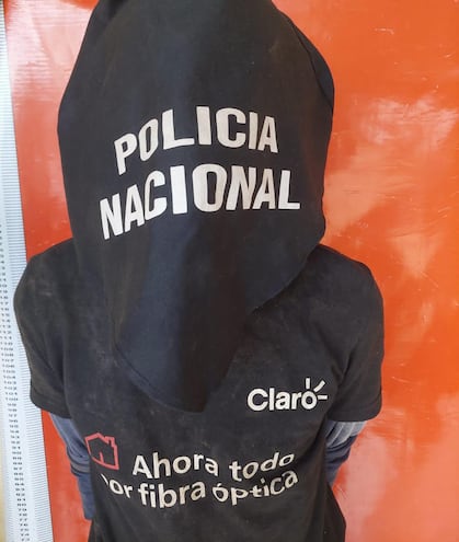 Este hombre fue detenido por hurtar crucifijos y accesorios de ataúdes en el cementerio de Capiatá.