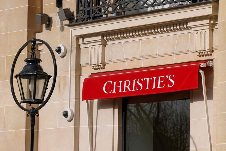 Esta fotografía muestra la entrada de la casa de subastas Christie's en París.