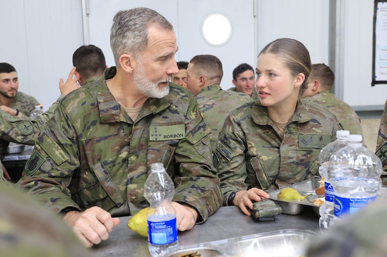 El rey Felipe VI conversa con su hija Leonor, princesa de Asturias, mientras almuerza con un grupo de alumnos, durante su visita, el pasado 15 de marzo, a los alumnos de la Academia General Militar en el marco de las maniobras en el Centro Nacional de Adiestramiento de San Gregorio, en una imagen facilitada este lunes. 