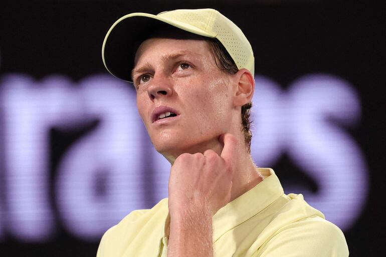 543 / 5.000
(ARCHIVO) Jannik Sinner de Italia reacciona después de un punto contra Alexander Zverev de Alemania durante su partido final de individuales masculinos en el día quince del torneo de tenis Abierto de Australia en Melbourne el 26 de enero de 2025. Jannik Sinner aceptó una suspensión de tres meses del tenis, del 9 de febrero al 4 de mayo de 2025, después de que el número uno del mundo admitiera que los errores del equipo lo llevaron a dar positivo dos veces por rastros de la sustancia prohibida clostebol en marzo de 2024