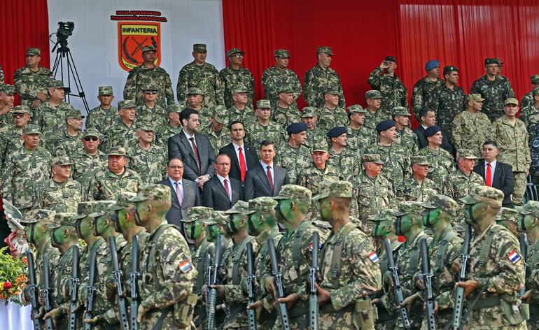 El presidente Santiago Peña realizó ayer la primera barrida de la cúpula militar y designó como nuevo comandante de  Fuerzas Militares al Gral. de Ej. César Moreno en sustitución del Gral. de Ej. Óscar Cardozo. También nombró interinos en Ejército, Fuerza Aérea, Armada y Comando Logístico.