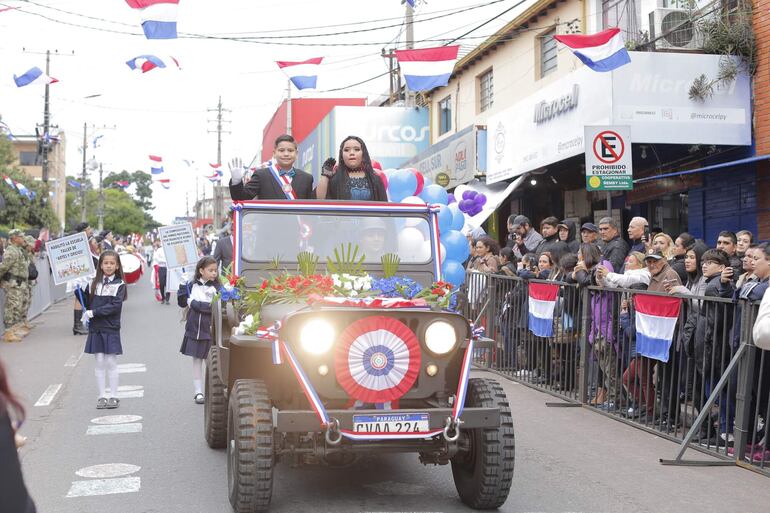 Estudiantes de Ñemby desfilaron para recordar los 213 aniversario de la Independencia Nacional.