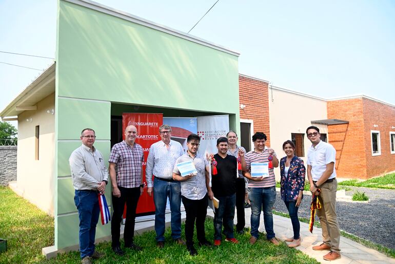 Los tres primeros beneficiados ya disfrutan de su casa propia. Estos extendieron su agradecimiento a los accionistas del Grupo Yaguarete.