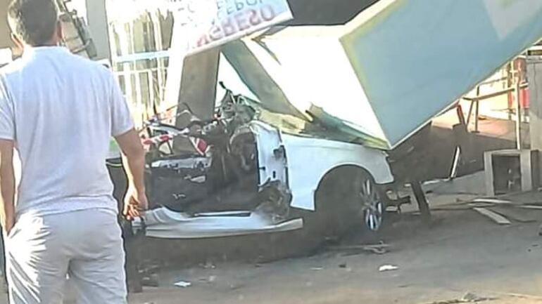 El vehículo quedó destrozado.