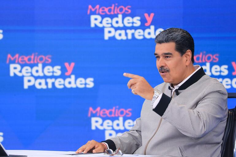 Fotografía cedida por Prensa Miraflores donde se observa al presidente venezolano, Nicolás Maduro en su programa de televisión "Con Maduro Más" en Caracas, (Venezuela).