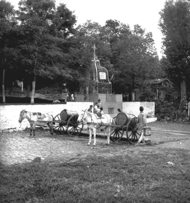 Carritos aguateros se surten de agua en Tupasy Ykuá en 1970.