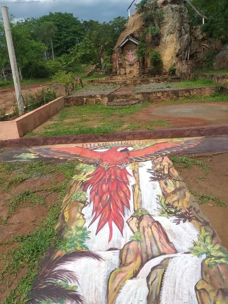 La Gruta se encuentra ubicada en medio de maravillosos cerros que adornan la vista del lugar turístico.