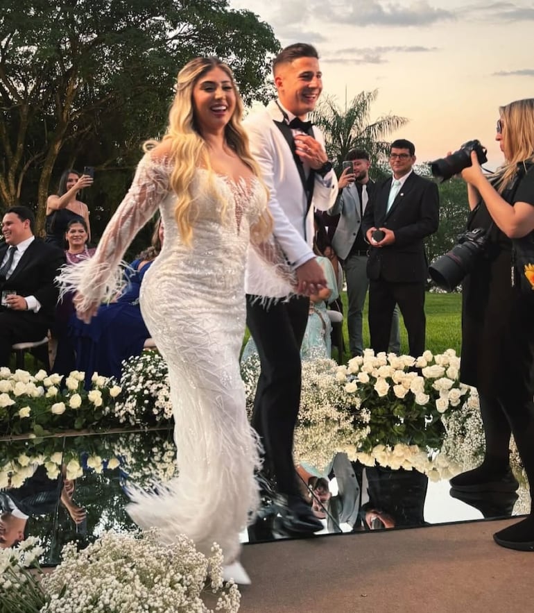 Los felices novios Yessenia Riveros y Guillermo Paiva llegando a la fiesta de boda. (Captura de la historia de Instagram de Guillermo Paiva)