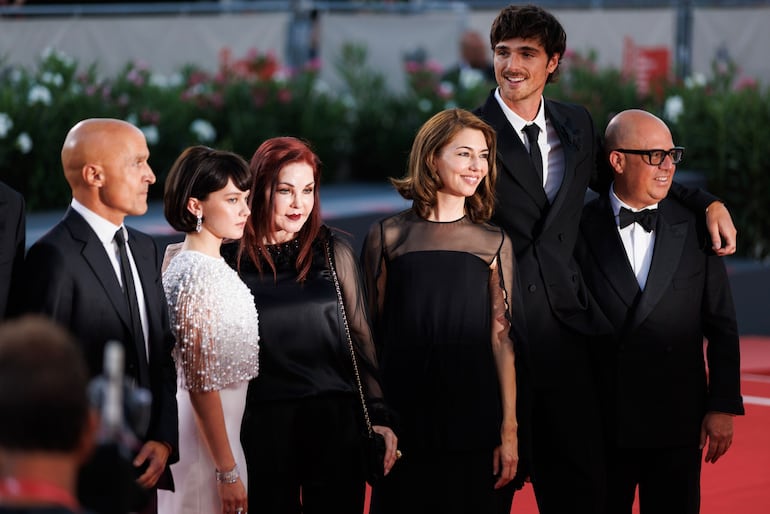 Priscilla Presley acompañó el estreno mundial de "Priscilla" en el Festival de Cine de Venecia y se mostró en la alfombra roja con Sofia Coppola y los actores.