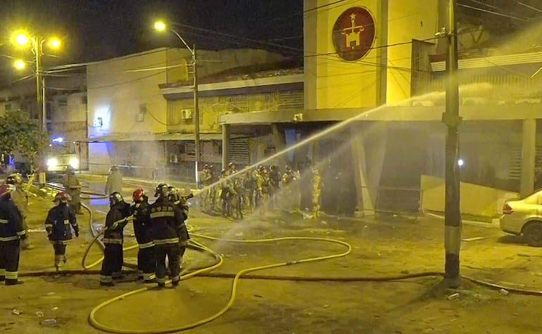 Bomberos voluntarios de varias compañías combatían desde afuera los incendios provocados por los internos. Apagaron los colchones incendiados que subieron los presos al techo.