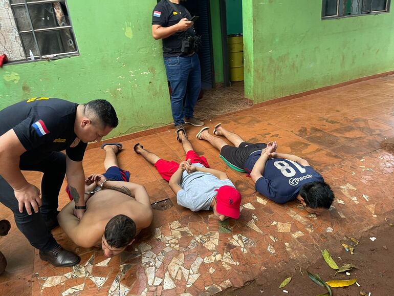 William Daniel Centurión Martínez (20), Pedro Javier Villalba Ramos (18) y Arlindo Alcides Peña Ramos (33), quienes fueron detenidos en uno de los sendos allanamientos.