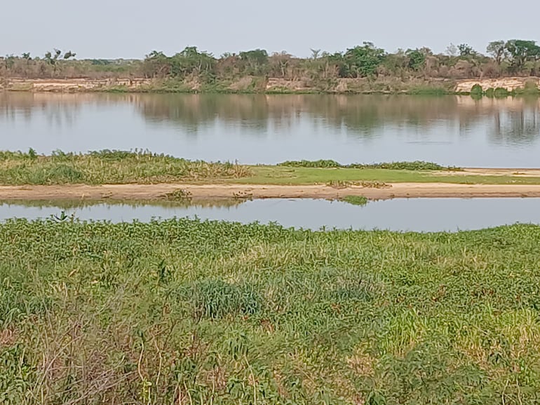 El lecho del río y a su costado lo que queda del riacho Barrero, cuyo cauce en varios kilómetros esta totalmente seco.