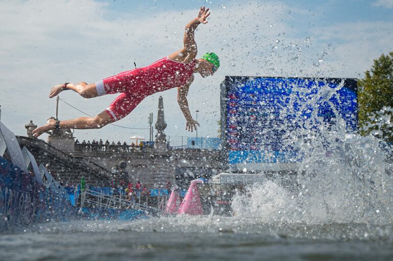 Tjebbe Kaindl, de Austria, compite en la etapa de natación en el río Sena en París. 