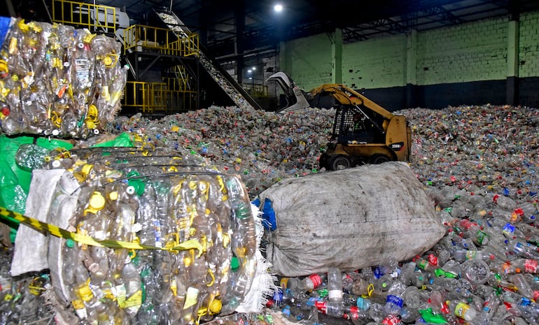 El reciclaje del envase de plástico representa actualmente un negocio de US$ 450 millones anuales, informó el Ministerio de Industria y Comercio.