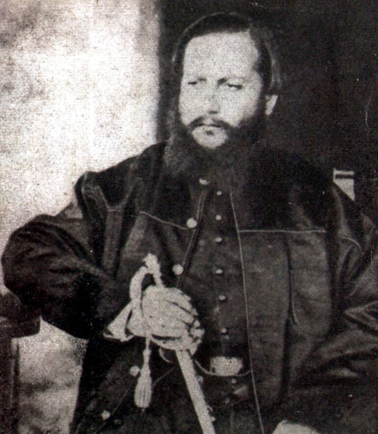 El mariscal Francisco Solano López. A poco menos de cuatro meses para cumplir sus 44 años cuando fue asesinado en Cerro Corá. Última fotografía tomada en el campamento de Azcurra, inicios de 1869. Algunos autores afirman que murió con este uniforme.