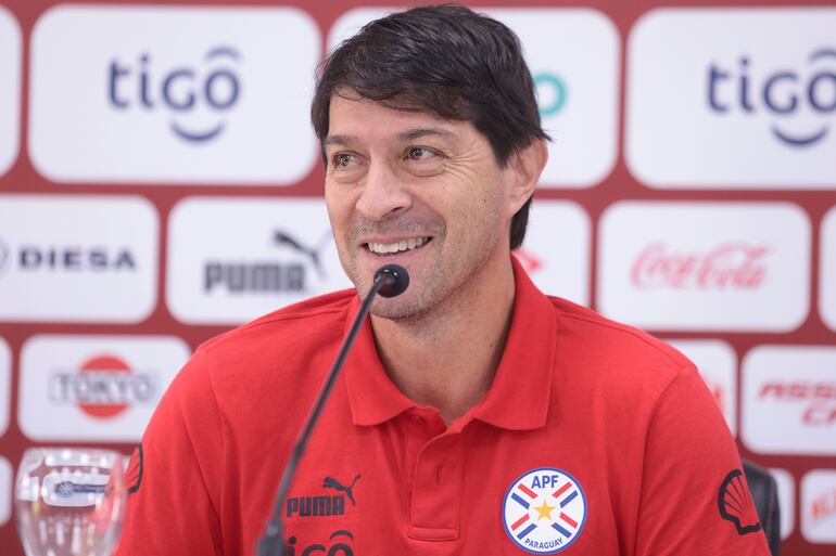 El argentino Daniel Garnero, entrenador de la selección paraguaya, en la conferencia de prensa previa al partido contra Colombia por las Eliminatorias Sudamericanas 2026 en el CARDE, en Ypané. 