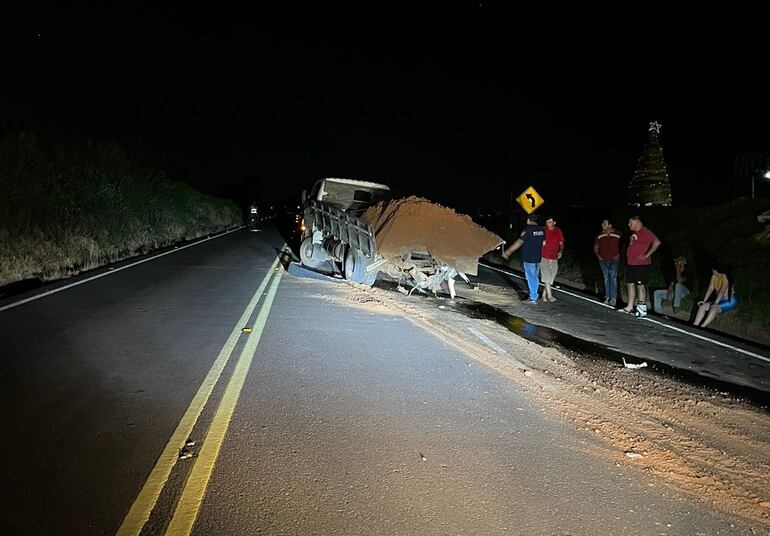 El camión conducido por Agustín Brizuela Alvarenga transportaba una carga de arena.