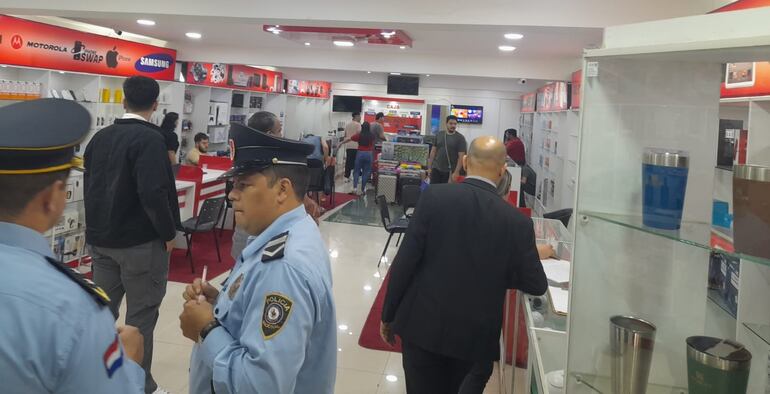 Una comitiva fiscal-policial ejecutó este jueves un allanamiento en la tienda de nombre "Xiaomi Atacado", situado en el microcentro de Ciudad del Este.