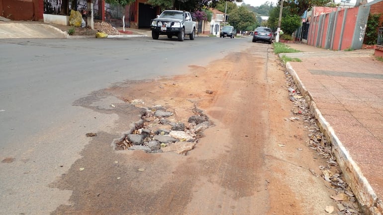 La calle 8 de Diciembre del barrio Domingo Savio está con un enorme cráter a causa de las cañerías rotas de la Essap.