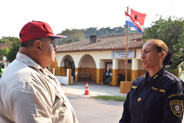 La Directora de la Policía Departamental de Paraguarí, comisario principal, Martina Trinidad Ortellado, encaró al manifestante Ramón Barrientos.