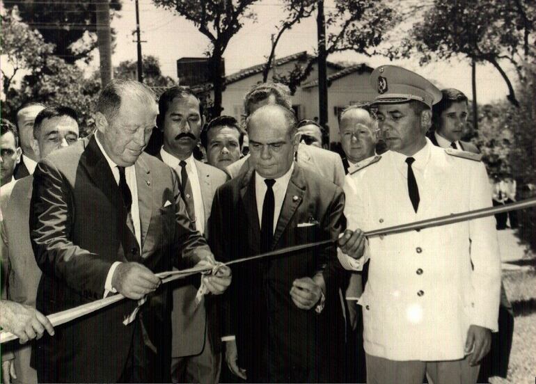 Alfredo Stroessner y su ministro del Interior, Sabino Augusto Montanaro.