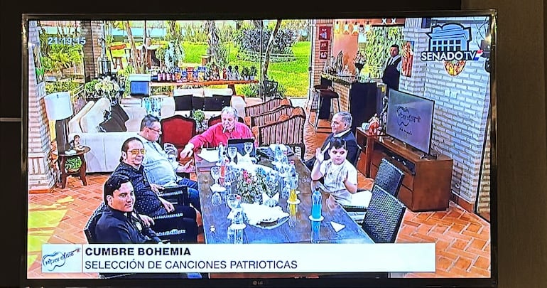 El exsenador Juan Carlos Galaverna, integrante del Comando de Honor Colorado, aparece fumando en su programa retransmitido por Senado TV.