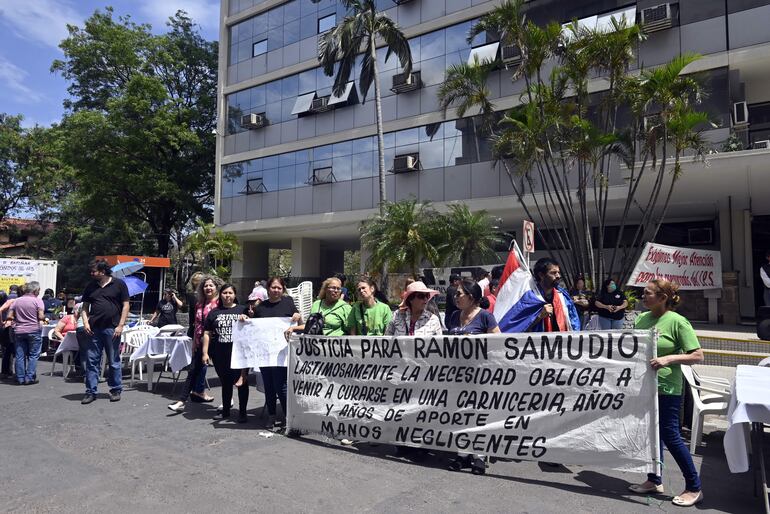 El 15 de octubre de 2022 fue la primera pollada de protesta realizada por la Asociación de Asegurados del IPS. 