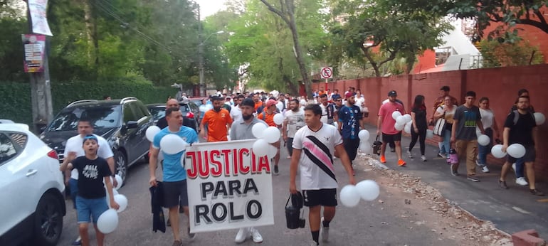 Exalumnos del Colegio Técnico Nacional marcharon este sábado para exigir justicia para Rolo.