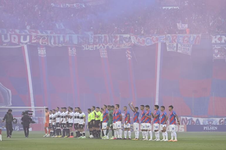 Las formaciones de Cerro y Olimpia antes del inicio del superclásico