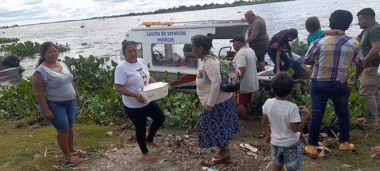 La evacuación de una mujer embarazada fue vital para salvar su vida, pero lamentablemente la su bebé no resistió el largo viaje y murió. Su cuerpecito llegó vía fluvial y fue recibido por familiares.