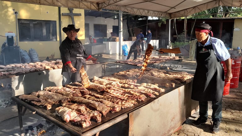 Hoy se realizó el tradicional almuerzo show en el predio de la parroquia de la localidad de San Antonio.