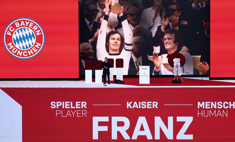 Munich (Germany), 19/01/2024.- German opera singer Jonas Kaufmann performs during the memorial ceremony for Franz Beckenbauer at the Allianz Arena in Munich, Germany, 19 January 2024. The German and Bayern Munich football legend passed away on 07 January 2024 at the age of 78. (Alemania) EFE/EPA/ANNA SZILAGYI
