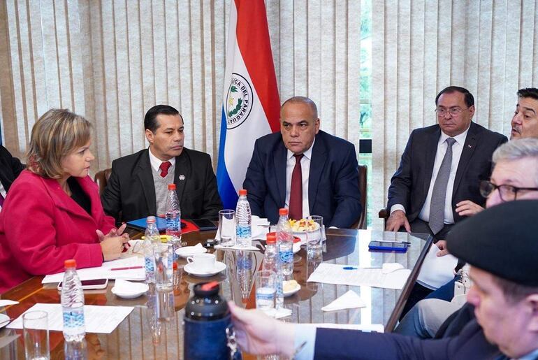 El presidente de la Administración Nacional de Electricidad (ANDE), Ing. Félix Sosa, junto a miembros de la Comisión Directiva de la Cámara Alta, presidida por el senador Basilio Nuñez.