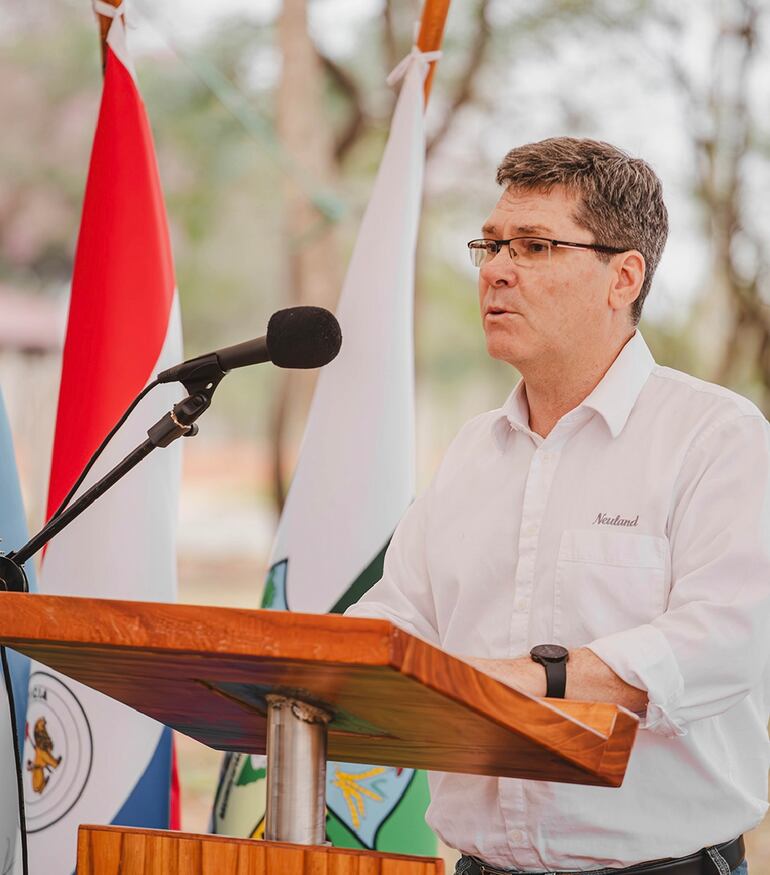 El presidente de la Cooperativa Neuland, Andreas Ens durance el acto de palada inicial.