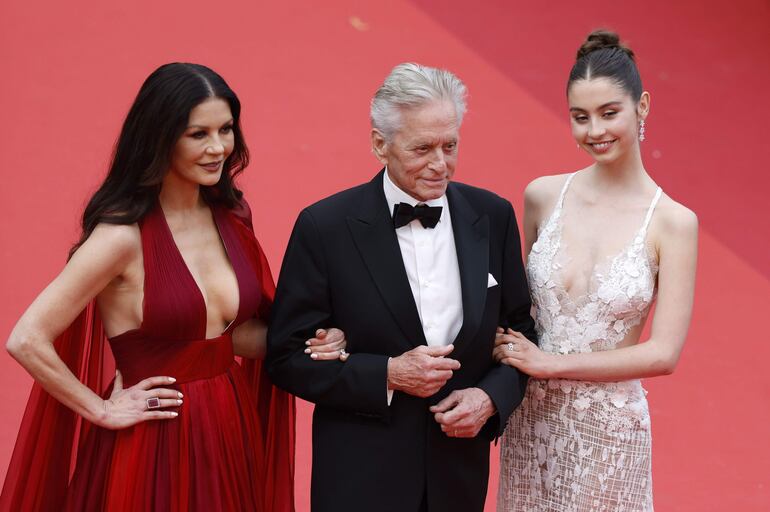 Catherine Zeta-Jones y Michael Douglas posando orgullosos con su hija Carys Zeta Douglas. (EFE/EPA/Sebastien Nogier)
