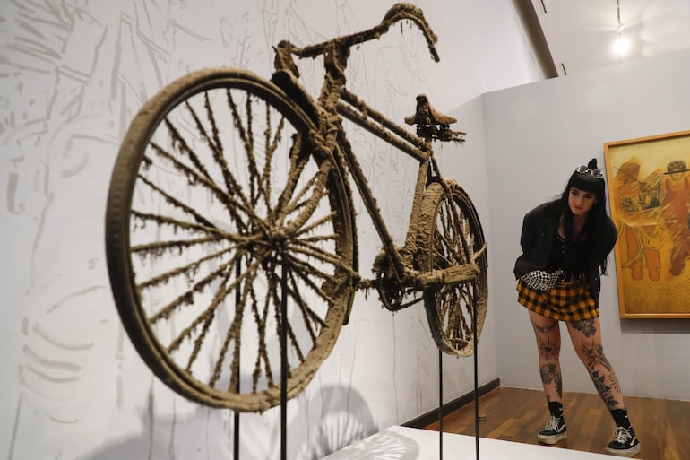 Una mujer observa la exposición 'Cartas de Navegación' del artista mexicano Javier Campos Cabello, en el Museo Cabañas, Guadalajara (México). Personajes lúgubres y ambientes citadinos sombríos pueblan la obra del pintor Javier Campos Cabello, una plástica que se convirtió en referente de su época, afirmó a EFE Juan Carlos Macías, curador de una exposición retrospectiva del artista mexicano.