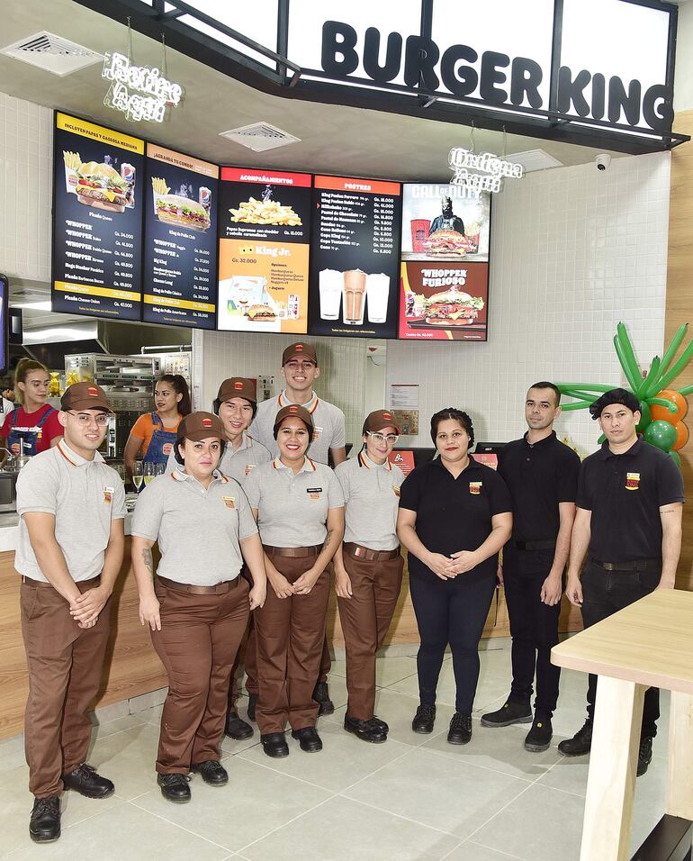 Los colaboradores del nuevo Burguer King Mariscal. 