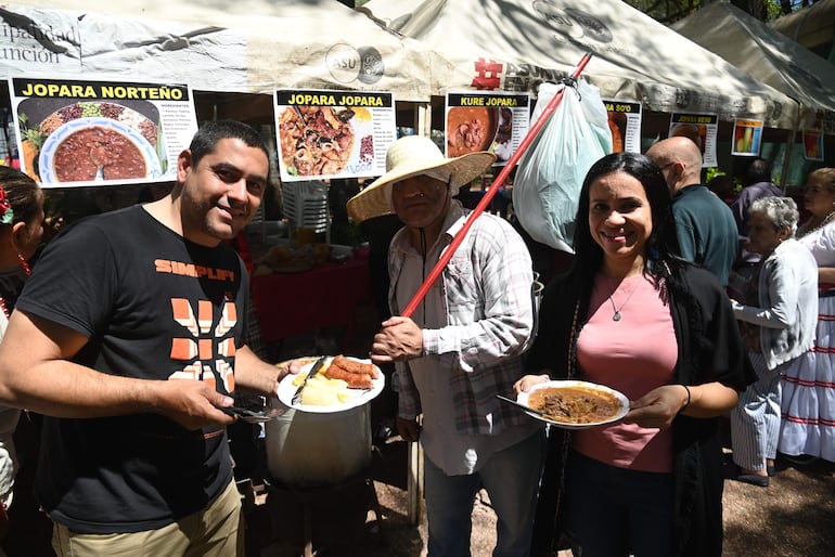 En la Plaza Uruguaya se sirvieron ayer unos 1.500 platos de jopará, además de otros platos tradicionales.