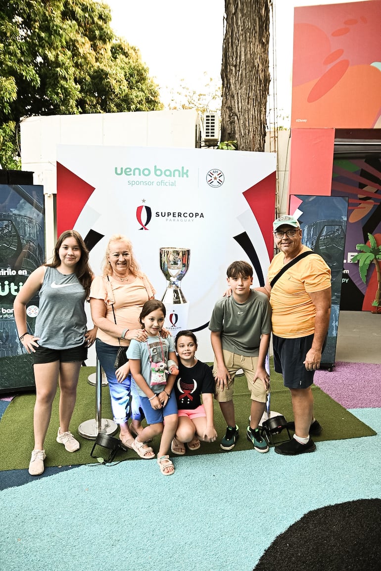 Todos los presentes tendrán la oportunidad de tomarse una foto junto a la codiciada copa del torneo, llevándose un recuerdo inolvidable.