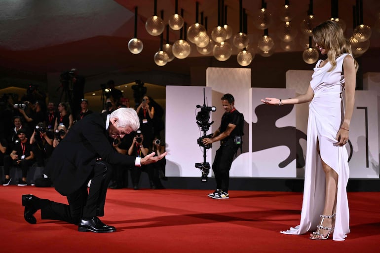 Richard Gere haciendo la reverencia ante su esposa Alejandra.