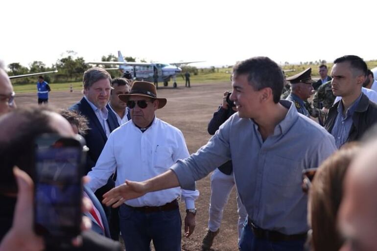 El diputado Eusebio "Lalo" Gomes (ANR, HC) y el presidente de la República Santiago Peña. durante un día de gobierno.