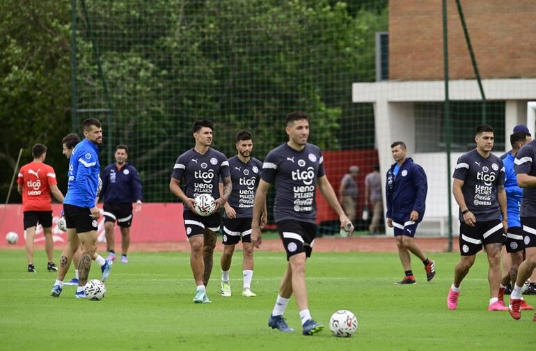 Los jugadores de la selección paraguaya en el entrenamiento de este sábado 18 de noviembre en el CARDE de Ypané.