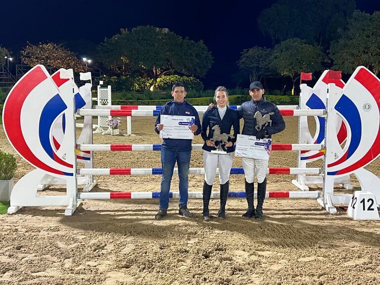 Luciana Llano y Stieven Barwin, campeones de 1.35 y 1.25, respectivamente, junto al veterinario Alberto Samaniego ( h).