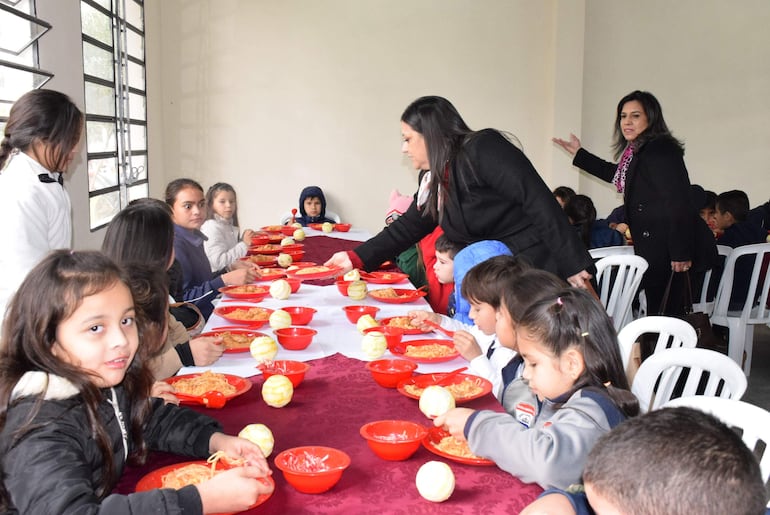 Los padres organizados en asociaciones reconocieron que no se reportan quejas en los alimentos que llegan a las escuelas, pero criticaron que el MEC no les da participación en el control administrativo.