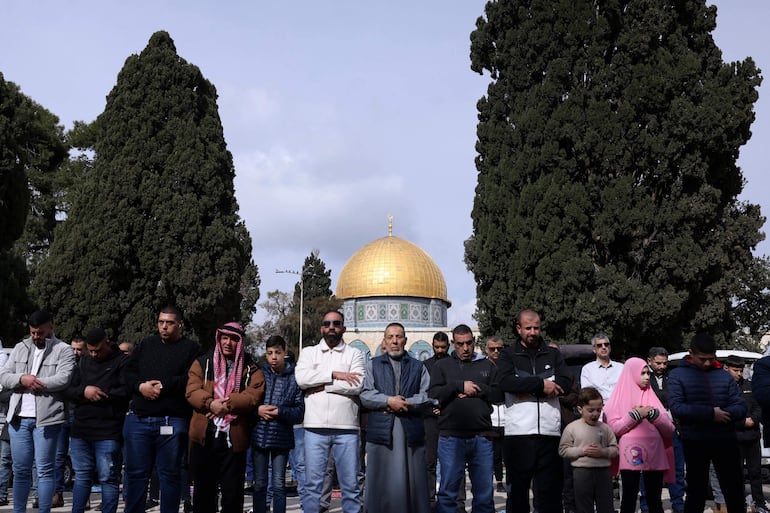 Los fieles musulmanes asisten a la oración del mediodía del viernes frente al santuario de la Cúpula de la Roca en Jerusalén el 17 de enero de 2025. El gabinete de seguridad de Israel se reunió el 17 de enero para votar sobre un acuerdo de alto el fuego y liberación de rehenes en Gaza que debería entrar en vigor el 19 de enero.